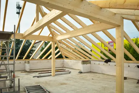 Een houten kapconstructie in aanbouw.